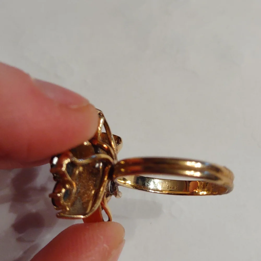 Blue sapphire And diamond ring 14 kt yellow gold